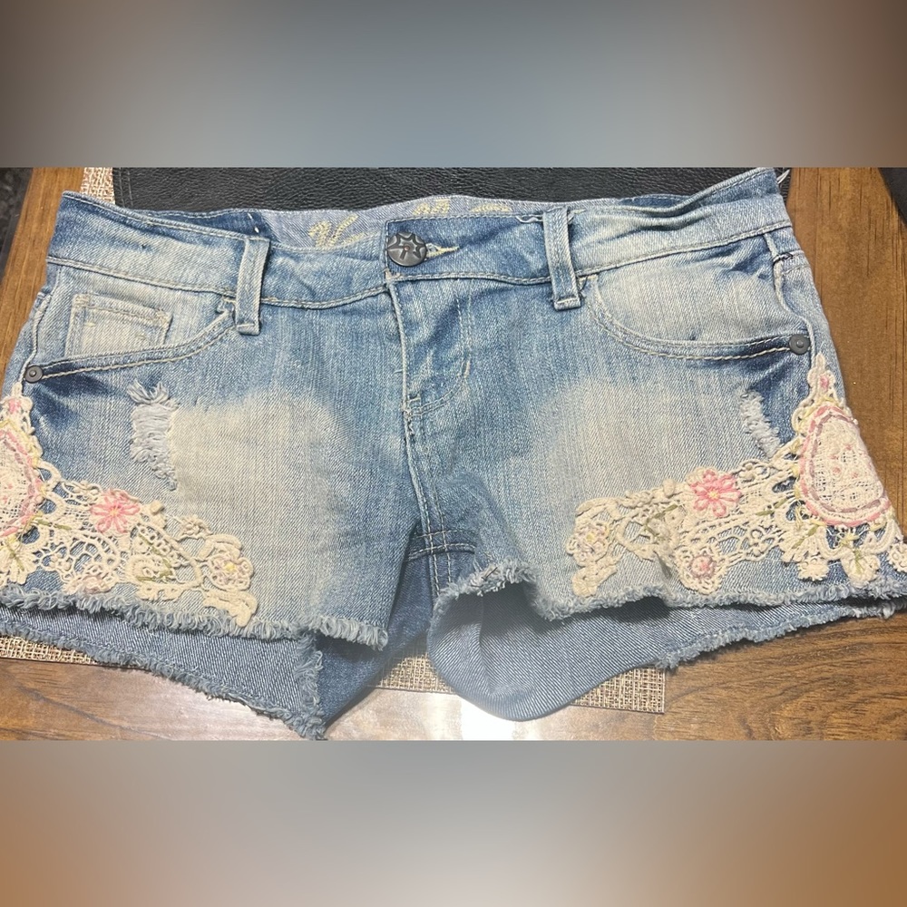 Jean shorts with flower embroidery.